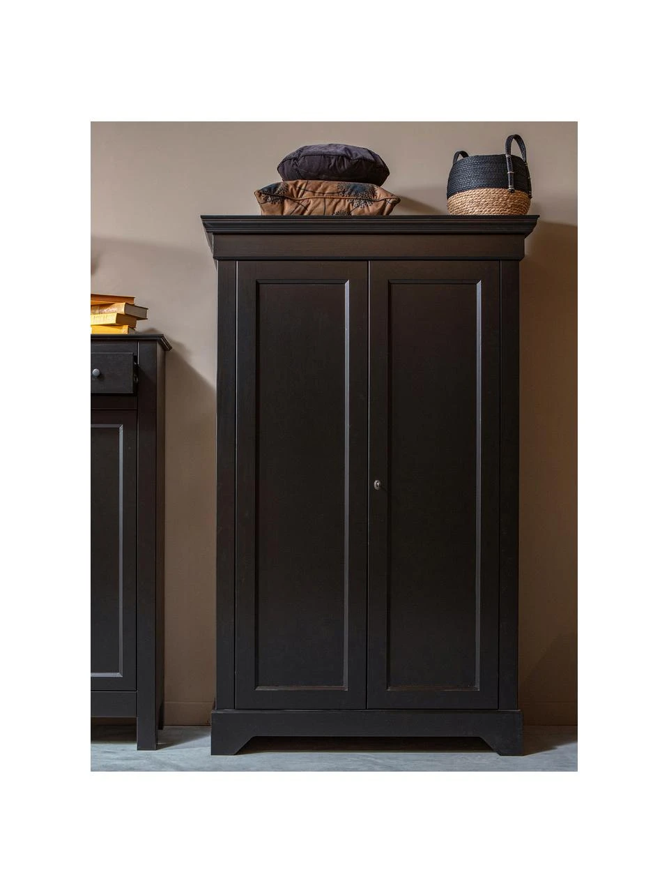 Drehtürenschrank Isabel aus Holz in Schwarz, 2-türig, B 118 x H 191 cm – Bild 2