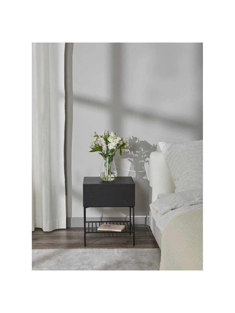 Westwing Collection Holz-Nachttisch Johanna mit Schublade in Schwarz, B 45 x H 56 cm – Bild 2