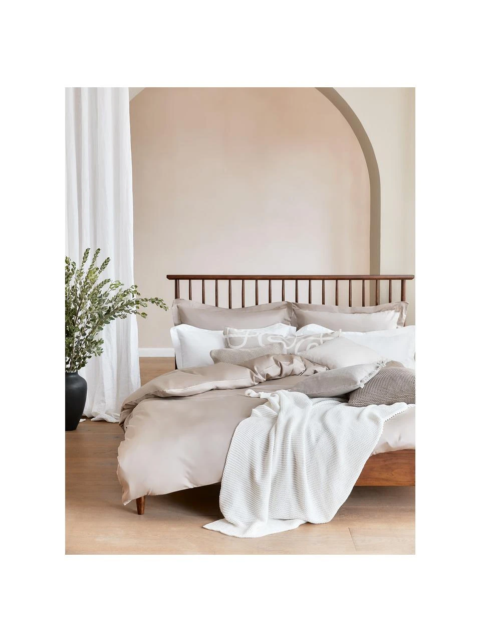 Westwing Collection Holzbett Windsor mit Kopfteil aus massivem Kiefernholz, 140 x 200 cm – Bild 2