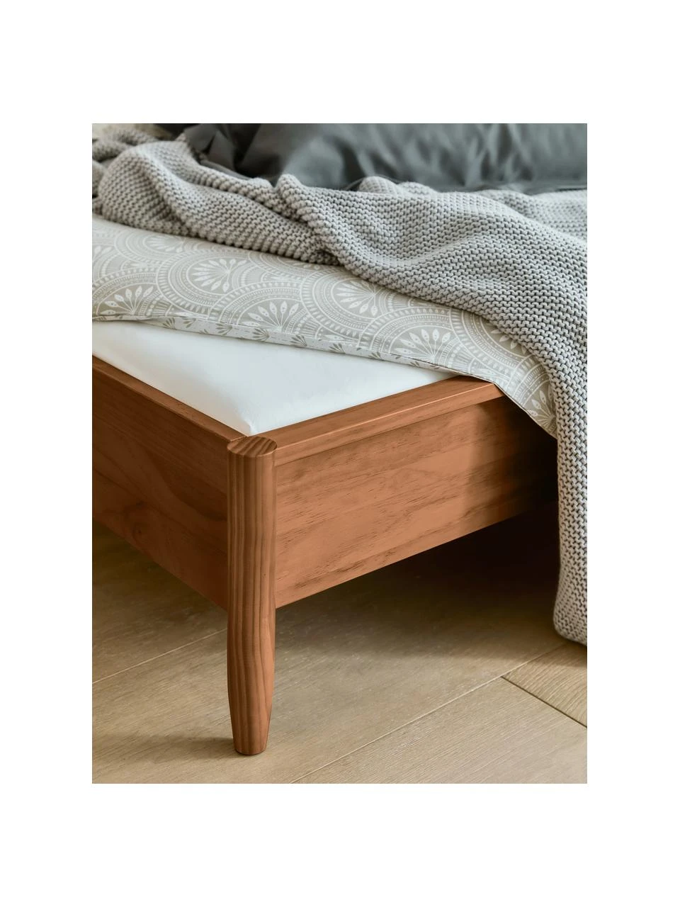 Westwing Collection Holzbett Windsor ohne Kopfteil aus massivem Kiefernholz, 160 x 200 cm – Bild 4