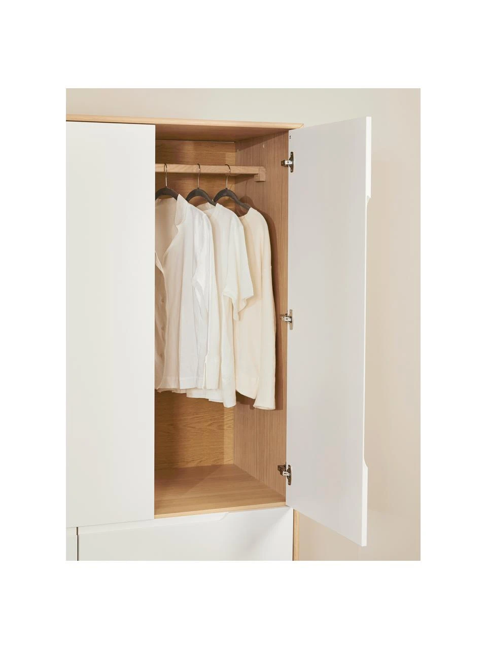 Westwing Collection Kleiderschrank Cassy in Weiß, 3-türig, B 148 x H 195 cm – Bild 3