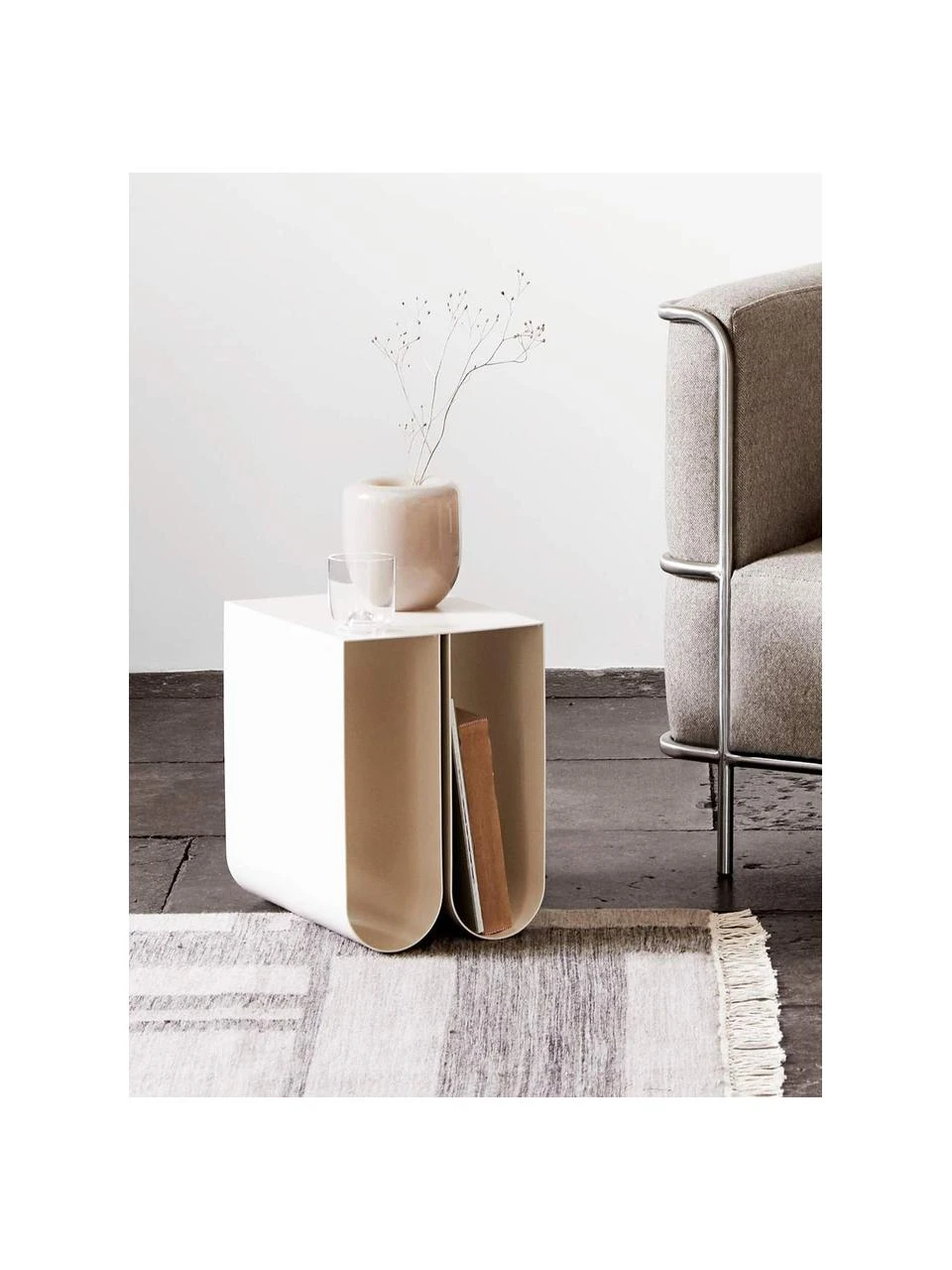 Kristina Dam Metall-Beistelltisch Curved in Beige, B 26 x H 36 cm – Bild 2