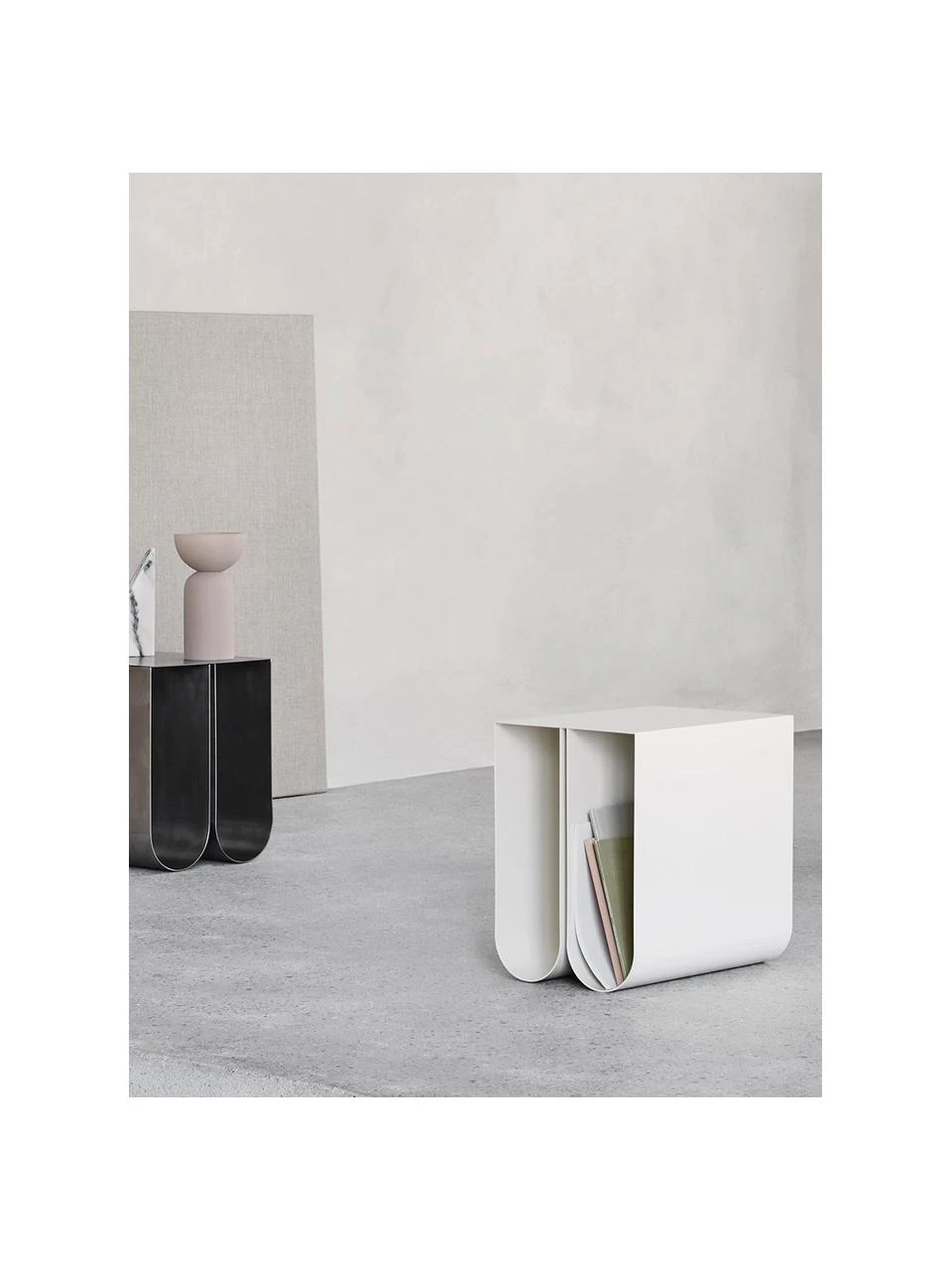 Kristina Dam Metall-Beistelltisch Curved in Beige, B 26 x H 36 cm – Bild 4