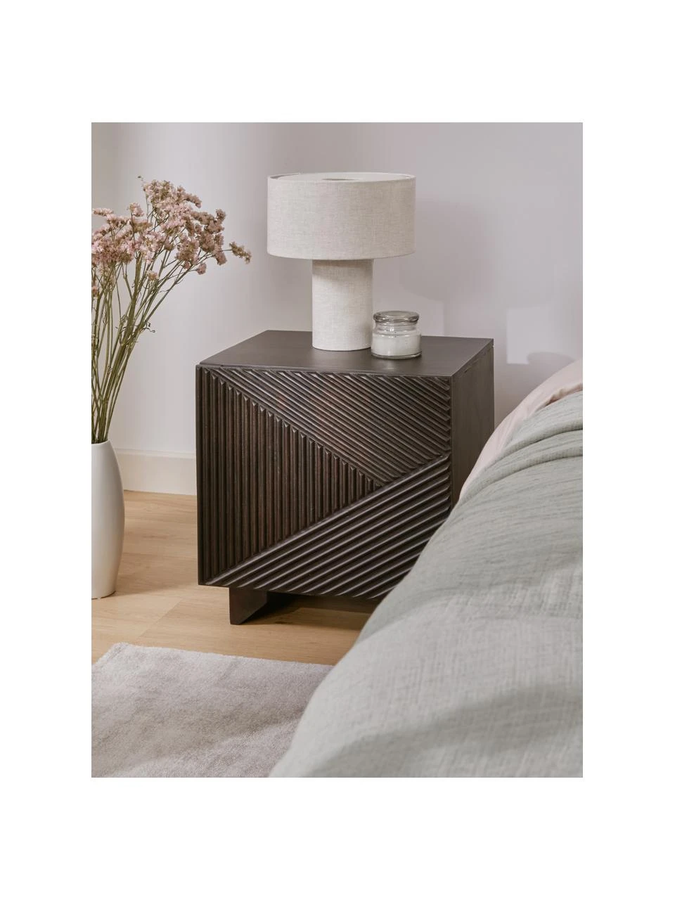 Westwing Collection Nachttisch Louis aus massivem Mangoholz, B 40 x H 50 cm – Bild 2