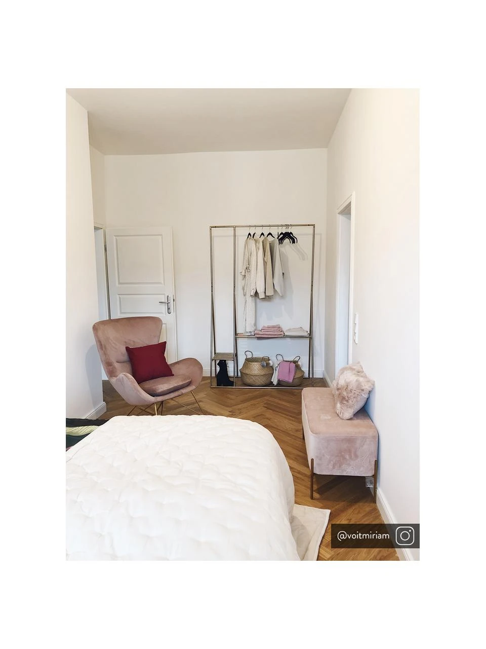 Westwing Collection Samt-Polsterbank Harper in Rosa, B 90 x H 44 cm – Bild 2