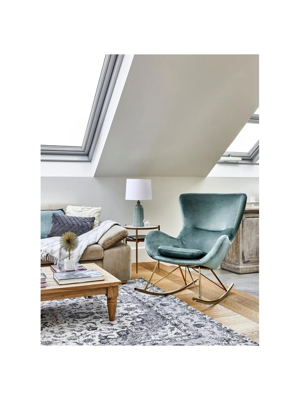 Westwing Collection Samt-Schaukelstuhl Wing in Salbeigrün mit Metall-Füßen, B 76 x T 108 cm – Bild 2