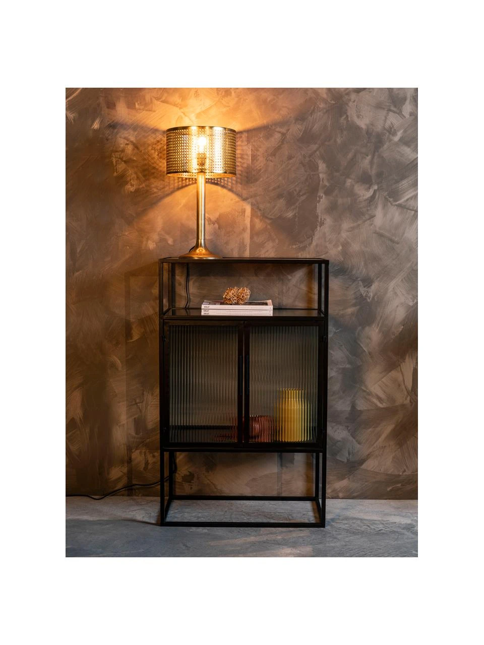 Dutchbone Schwarzes Highboard Boli mit Rillenglas und Metallrahmen, B 65 x H 105 cm – Bild 2